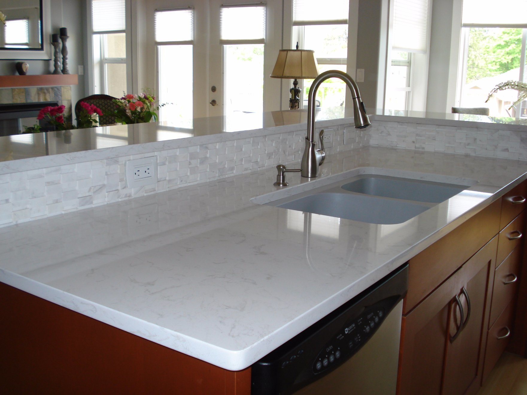 Solid Surface Polished Sparkling White Quartz Countertop for Kitchen