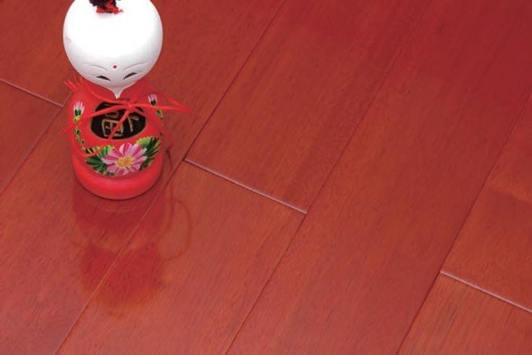 Solid Wood Flooring Pometia Pinnata 910X122X18mm with Quina Color and Flat Surface Ly02